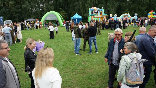 Przysięga wojskowa 5 MBOT na dziedzińcu zamku w Ciechanowie 