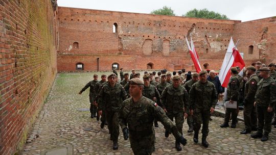 Przysięga wojskowa 5 MBOT na dziedzińcu zamku w Ciechanowie 