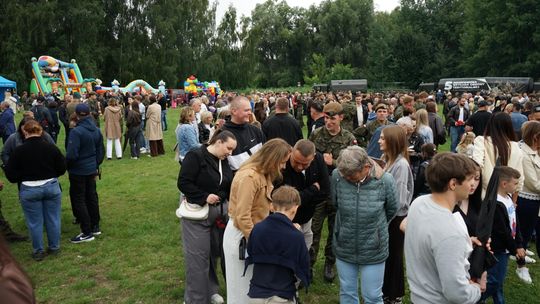 Przysięga wojskowa 5 MBOT na dziedzińcu zamku w Ciechanowie 