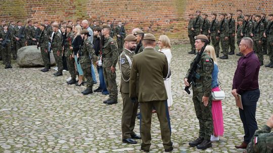 Przysięga wojskowa 5 MBOT na dziedzińcu zamku w Ciechanowie 