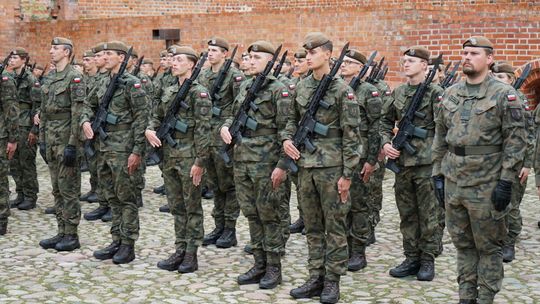 Przysięga wojskowa 5 MBOT na dziedzińcu zamku w Ciechanowie 