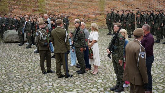 Przysięga wojskowa 5 MBOT na dziedzińcu zamku w Ciechanowie 