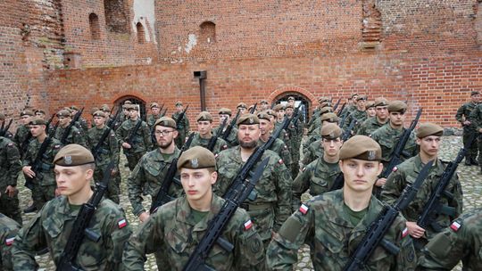 Przysięga wojskowa 5 MBOT na dziedzińcu zamku w Ciechanowie 