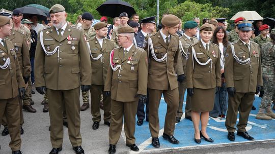 Przysięga wojskowa 5 MBOT na dziedzińcu zamku w Ciechanowie 
