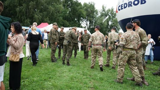 Przysięga wojskowa 5 MBOT na dziedzińcu zamku w Ciechanowie 