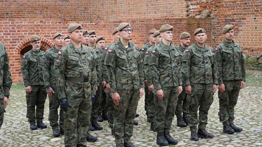 Przysięga wojskowa 5 MBOT na dziedzińcu zamku w Ciechanowie 