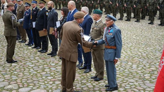 Przysięga wojskowa 5 MBOT na dziedzińcu zamku w Ciechanowie 
