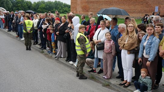 Przysięga wojskowa 5 MBOT na dziedzińcu zamku w Ciechanowie 