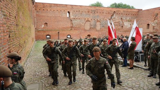 Przysięga wojskowa 5 MBOT na dziedzińcu zamku w Ciechanowie 