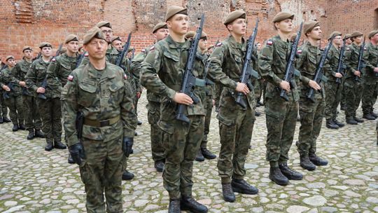 Przysięga wojskowa 5 MBOT na dziedzińcu zamku w Ciechanowie 