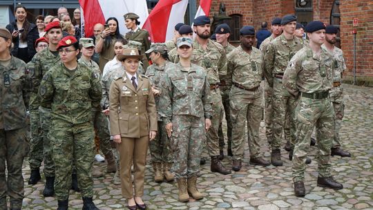 Przysięga wojskowa 5 MBOT na dziedzińcu zamku w Ciechanowie 