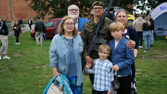 Przysięga wojskowa 5 MBOT na dziedzińcu zamku w Ciechanowie 
