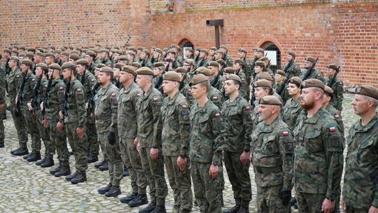 Przysięga wojskowa 5 MBOT na dziedzińcu zamku w Ciechanowie 