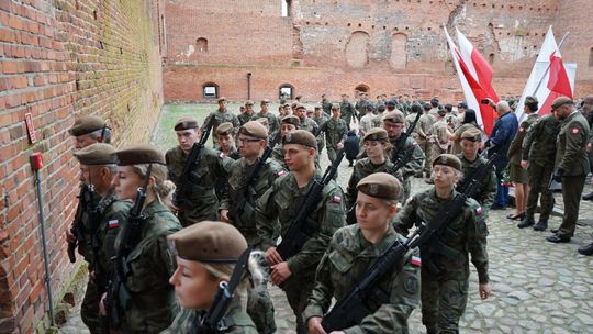 Przysięga wojskowa 5 MBOT na dziedzińcu zamku w Ciechanowie 