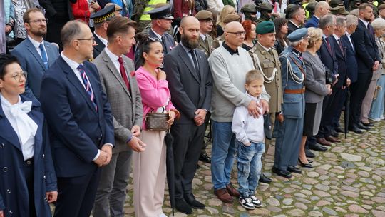 Przysięga wojskowa 5 MBOT na dziedzińcu zamku w Ciechanowie 