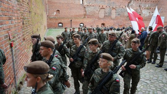 Przysięga wojskowa 5 MBOT na dziedzińcu zamku w Ciechanowie 