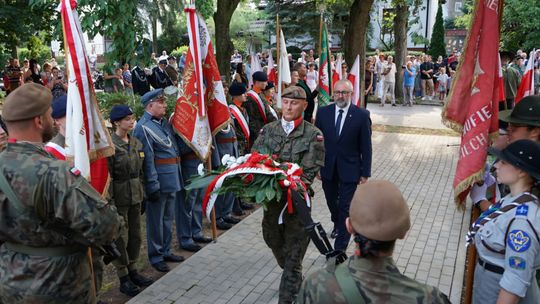 Uczestnicy obchodów 82. rocznicy Powstania Warszawskiego w Ciechanowie