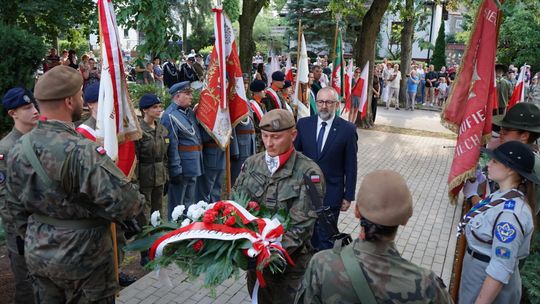Uczestnicy obchodów 82. rocznicy Powstania Warszawskiego w Ciechanowie