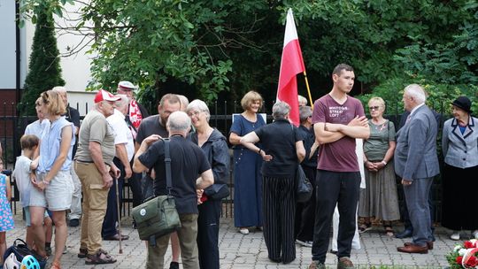 Uczestnicy obchodów 82. rocznicy Powstania Warszawskiego w Ciechanowie