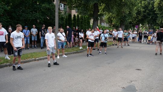 Uczestnicy obchodów 82. rocznicy Powstania Warszawskiego w Ciechanowie