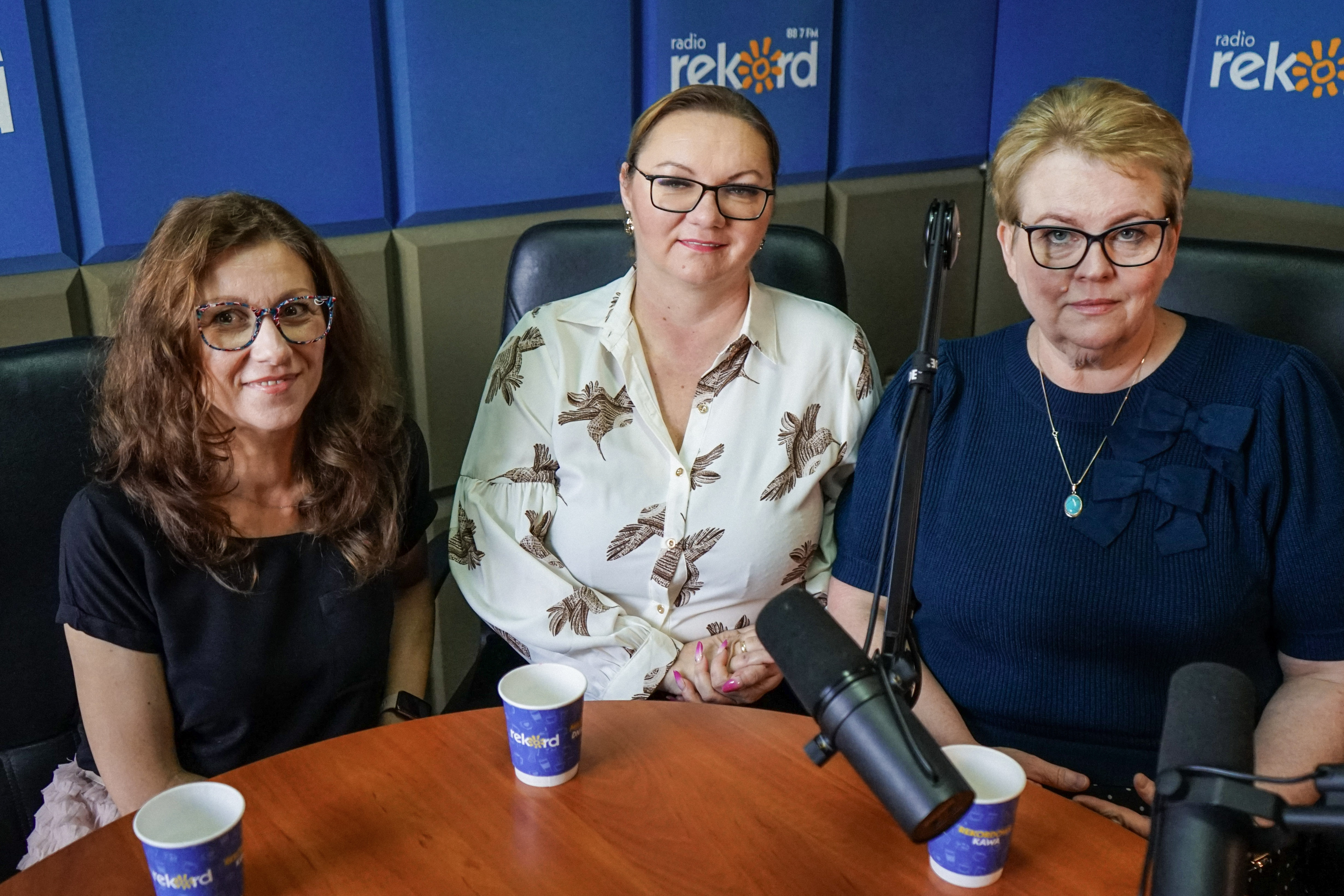 Trzy gościnie z Krasińca siedzą przy stole z mikrofonami w studiu Radia Rekord Mazowsze.